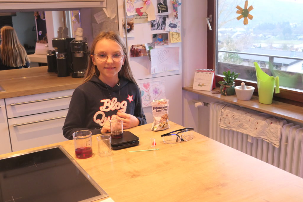 Leonie Weimer (9 Jahre) aus Freudenberg überzeugte die Jury bei Jugend forscht und wurde Regionalsiegerin Chemie in der Juniorsparte Schüler experimentieren. Sie wird die Region Heilbronn-Franken beim Landeswettbewerb in ihrem Fachgebiet vertreten