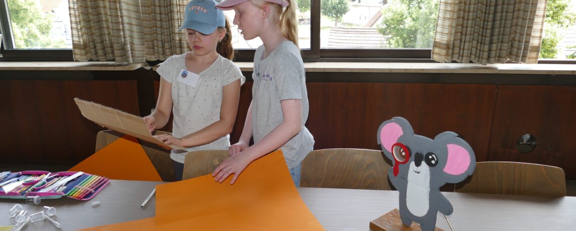 Kinder beim Boote kunstrurieren