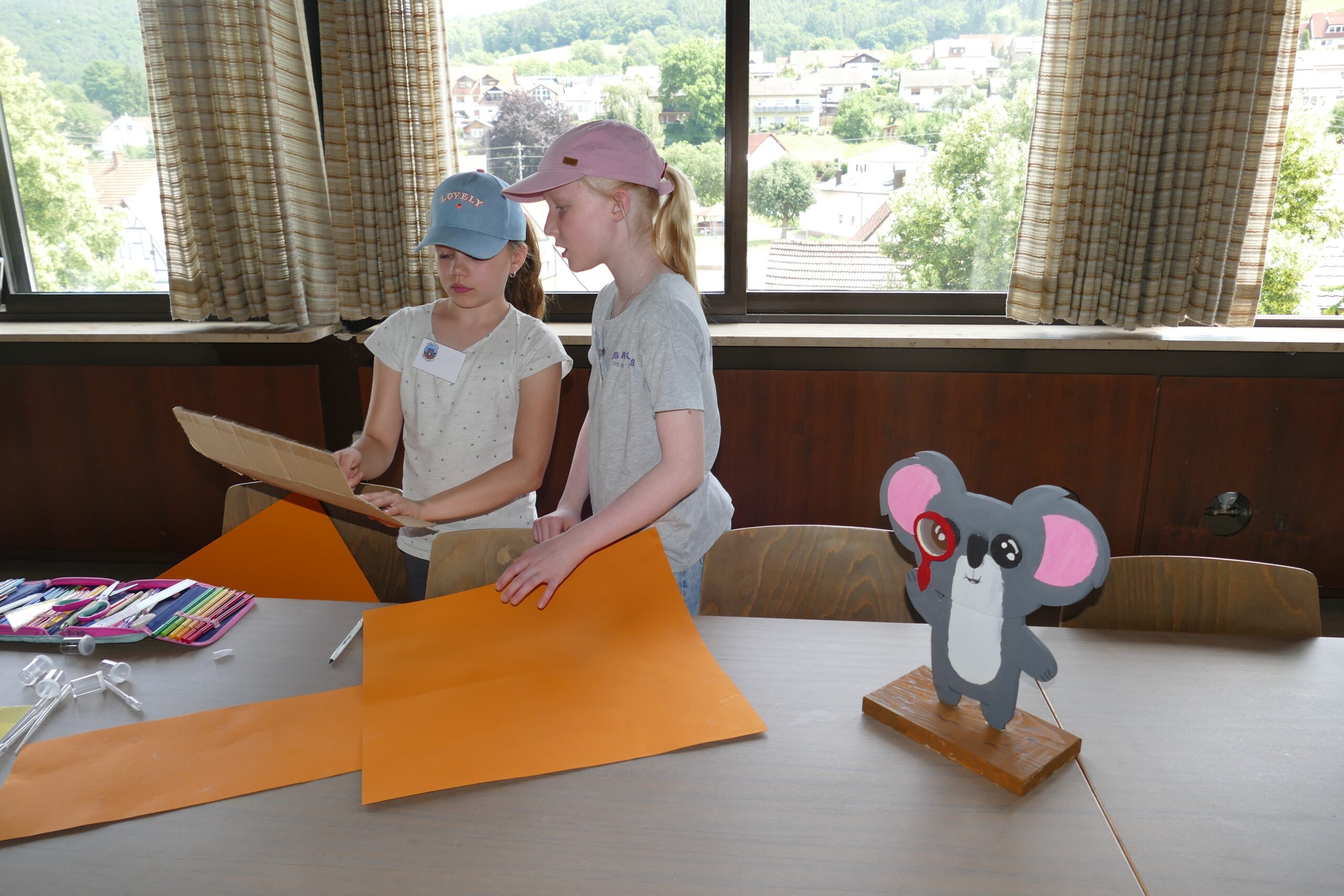 Kinder beim Boote kunstrurieren