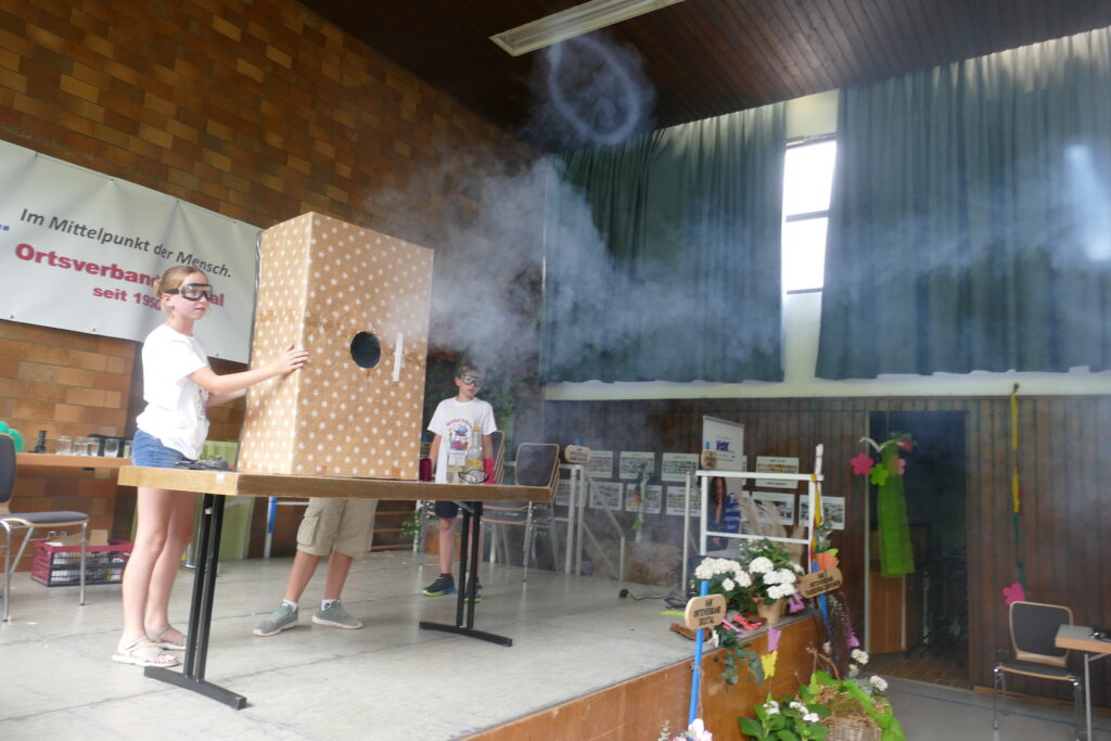 Nebelringe auf der Jagd nach dem Publikum – Die Nebelkanone kam bei de Magical Science Kids auch beim Gastauftritt in Freudenberg-Boxtal zum Einsatz.